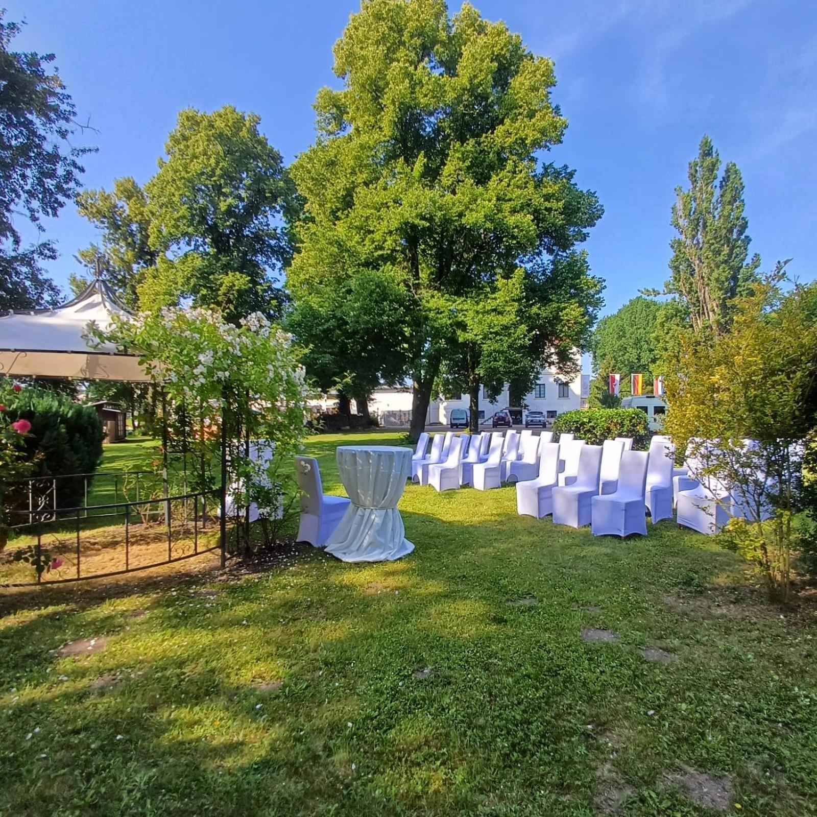 Land-Gut-Hotel- Weisser Schwan Цоссен Экстерьер фото